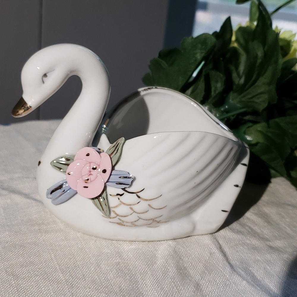 Swan 4.5in open vase China vtg